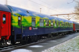 DB WGmz825 51 80 89-90 653-2 i IP 13584 (Skiløberen). Padborg 07.02.1999.