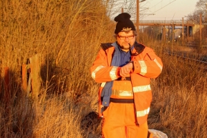 Søren Bay bapper på piben og tjekker klokken. Er VM 228301 mon til tiden?. Marslev 08.03.2014.