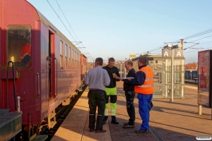 Morgenmad indtages på perronen, mens der ventes på overhalende IC 108. Nyborg 08.03.2014.