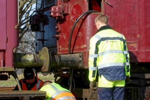 Der monteres gennemgående bremseledning på DSB MO 1848. Høng 08.03.2014.