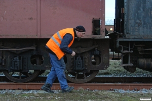 D supporter Glenn følger nøje D 825's bevægelser. Holstebro 08.03.2014.